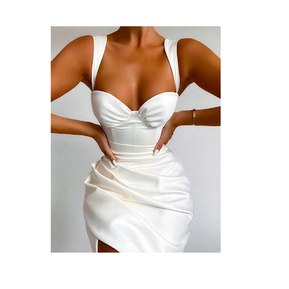 Dresses & Skirts - Ruched slit body con dress!